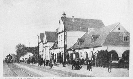 Grodzisk Mazowiecki, budynek dworca. Reprodukcja. Numer inwentarzowy: Neg. 1122.